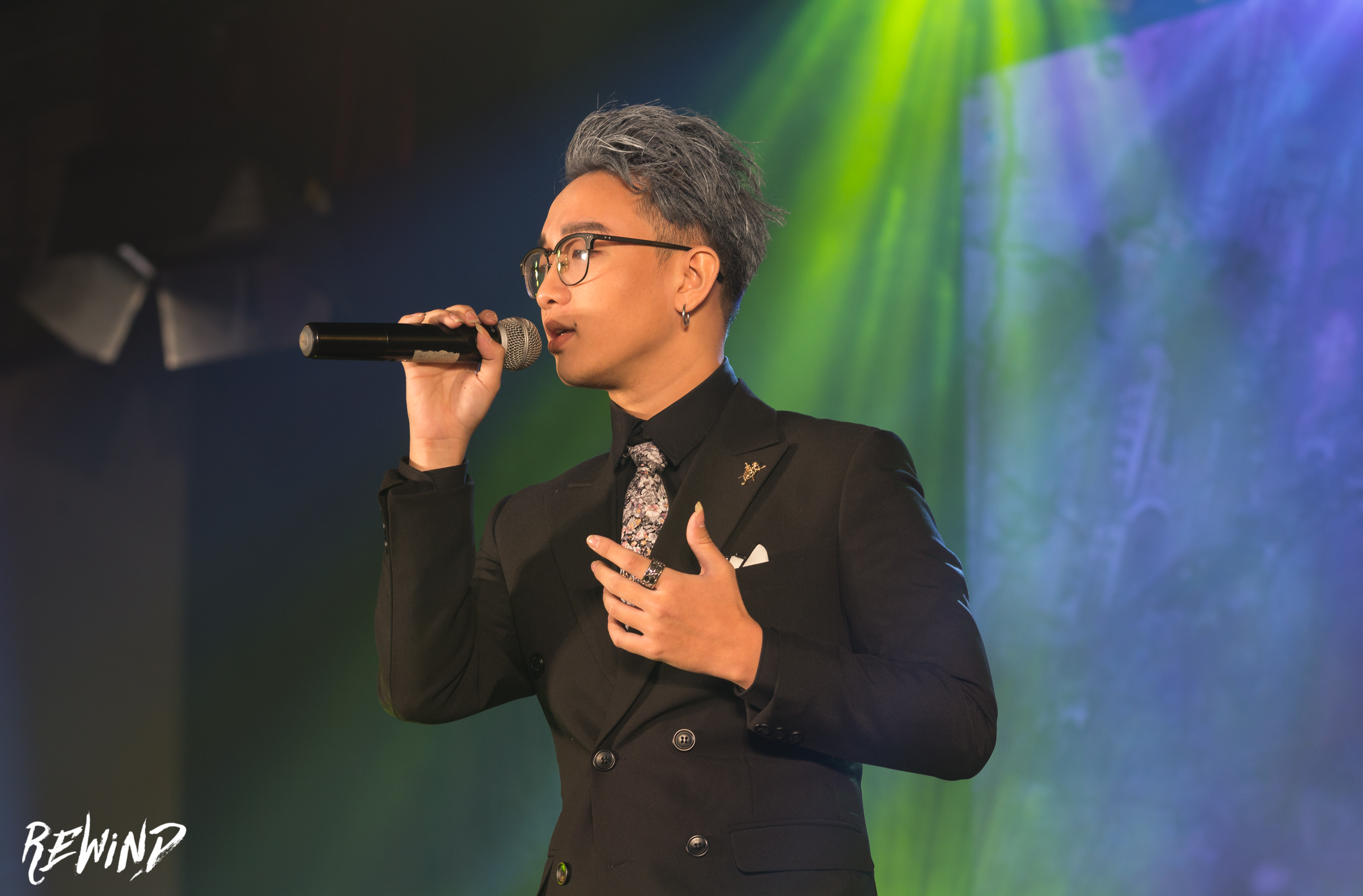 bac66756c_anh_7._hoang_dung_voi_hit_yeu_duoi.jpg