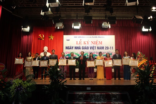 dd3b2d241_trao_thuong_1.jpg