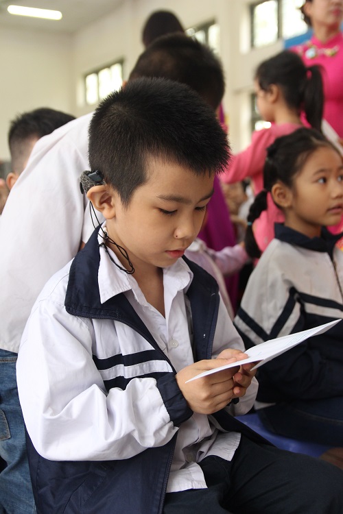 7f9b25a24_cau_be_khiem_thinh_nhan_giay_khen.jpg