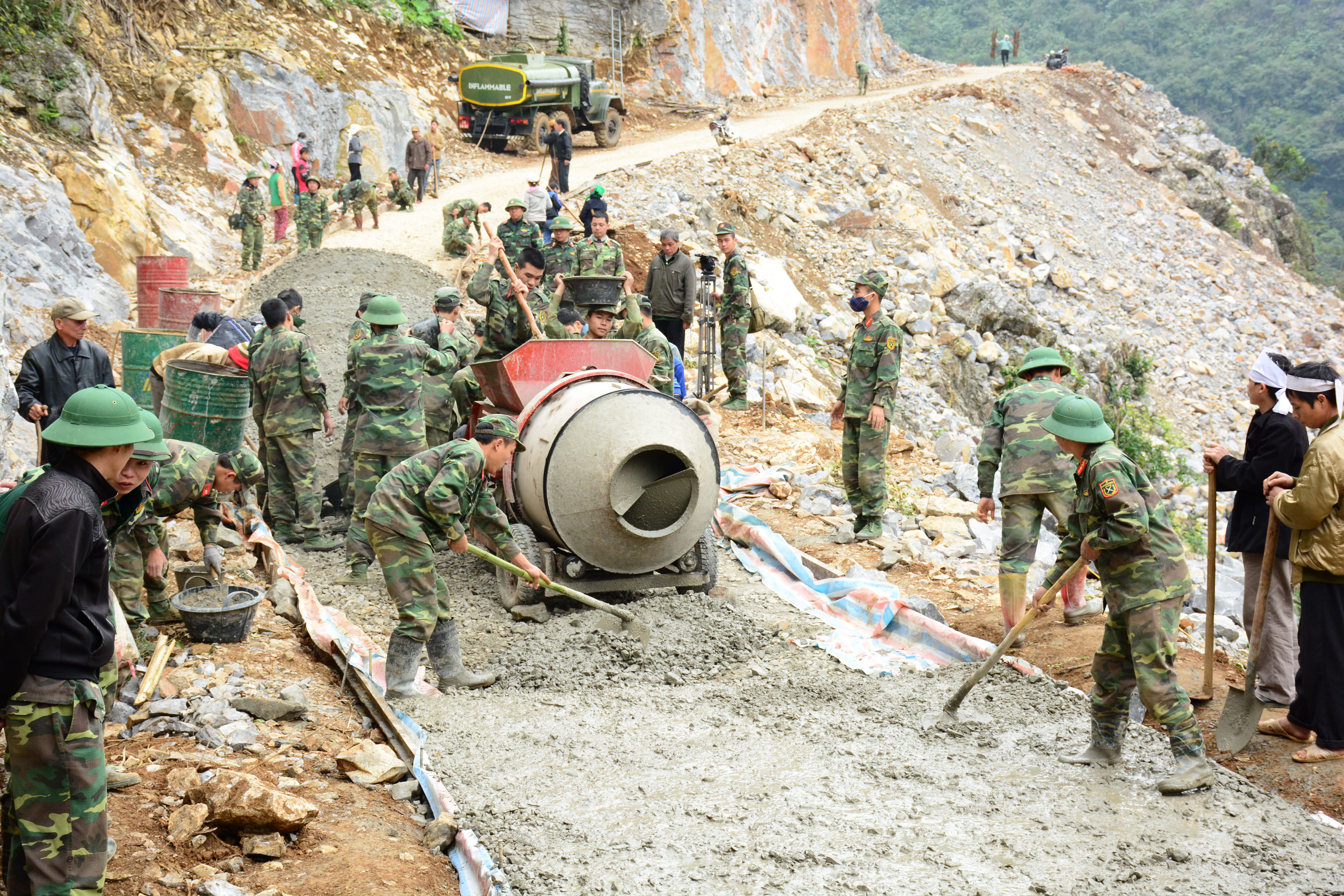 4f284b189_ao_vang_tich_cuc_lam_duong_vao_ban_lung_luong..jpg