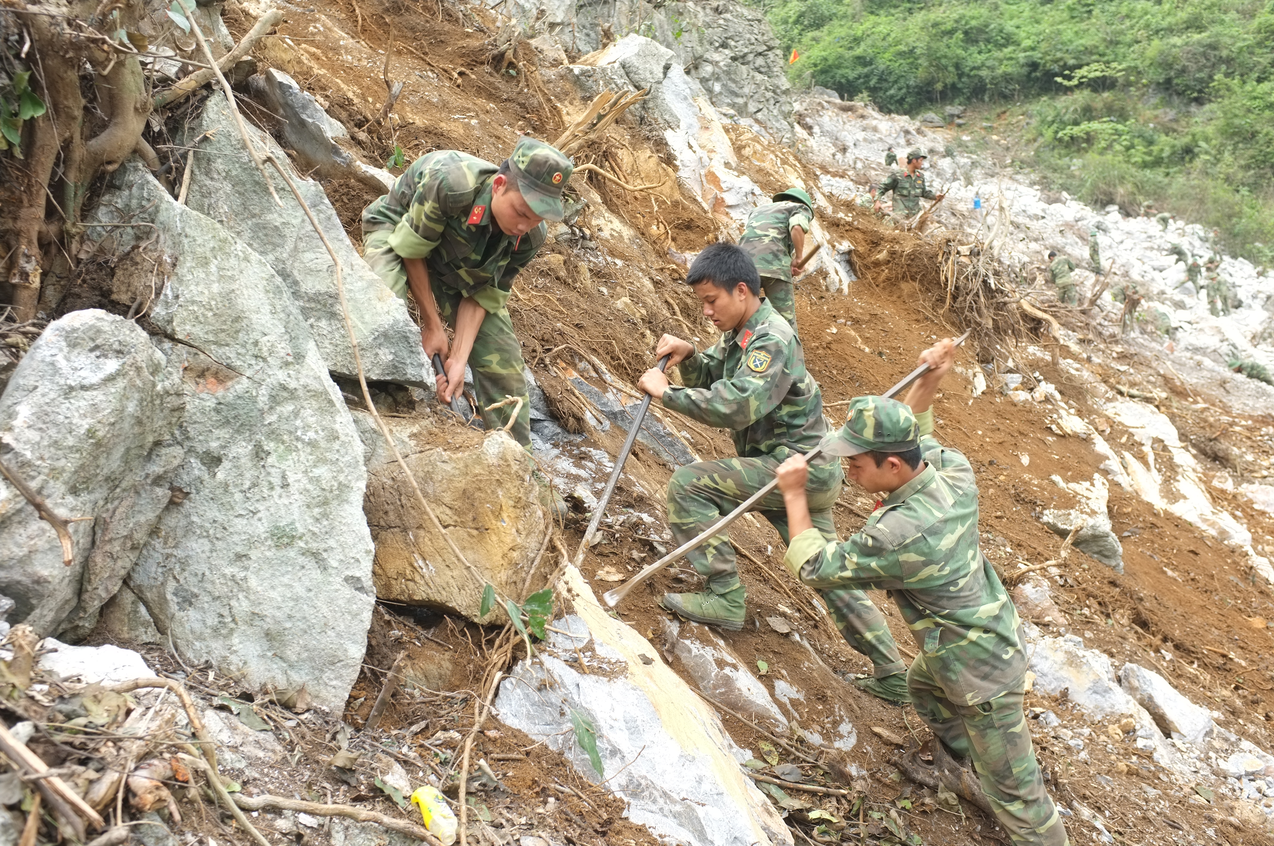 4f284b189_bo_doi_pha_da_mo_duong_vao_ban_lung_luong.jpg
