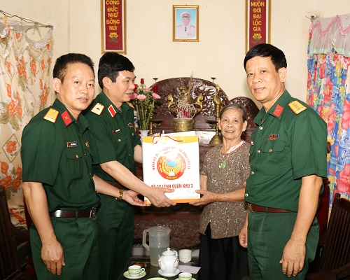 c8ea7951b__quan_khu_3_tang_qua_cho_ba_con_tren_dao_co_to.jpg