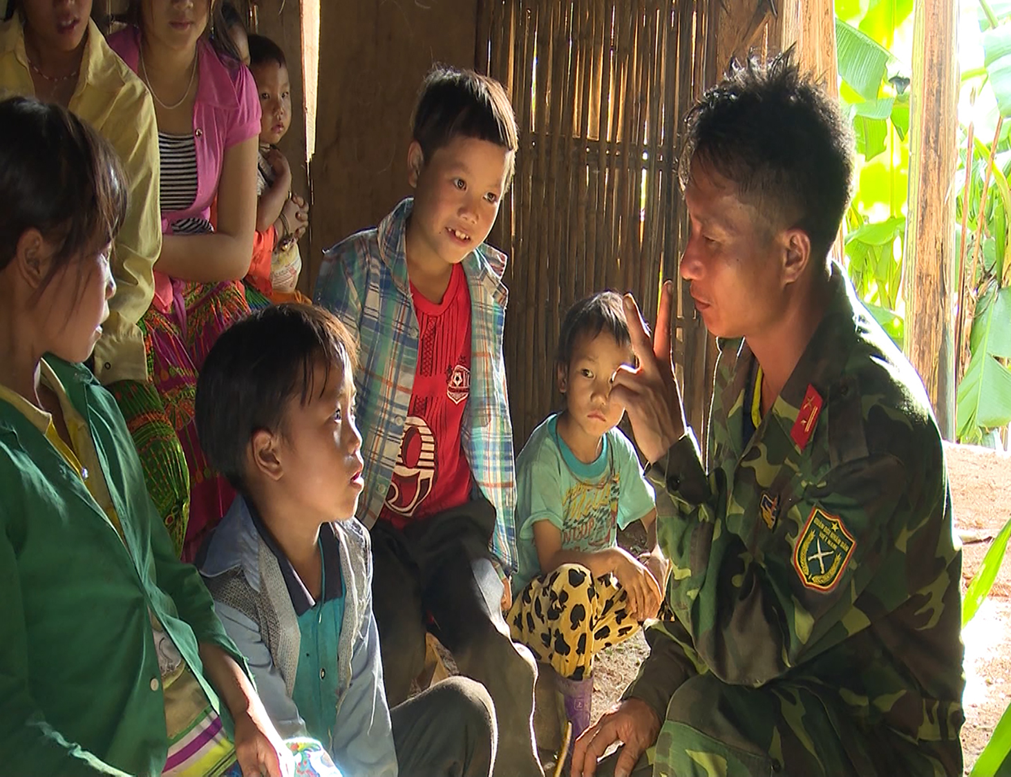 772e279cb_99_day_cac_em_nho_o_ban_lung_man_lam_phep_tinh.jpg