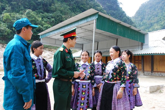 1e0b9006c_mai_chau_tro_chuyen_voi_thanh_nien_xa_hang_kia.jpg