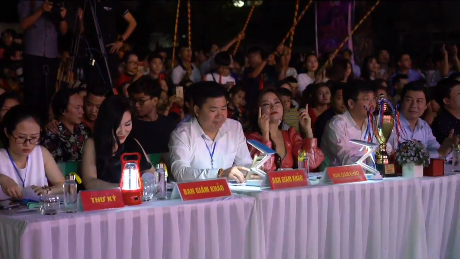 ae3c5d9b8_ban_giam_khao.png
