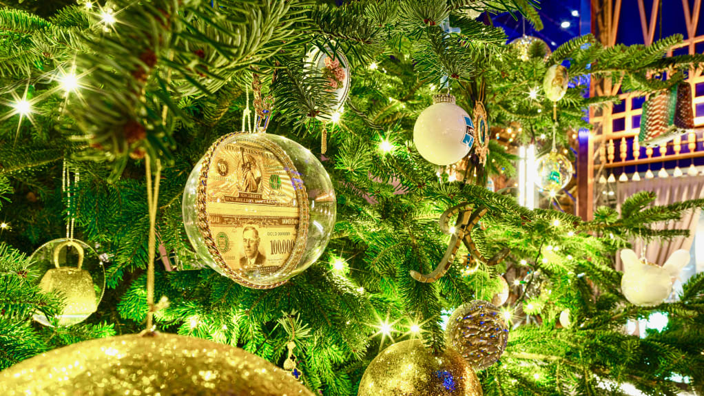7889f6c16_assets_19120208551102spanishhotelchristmastree.jpg